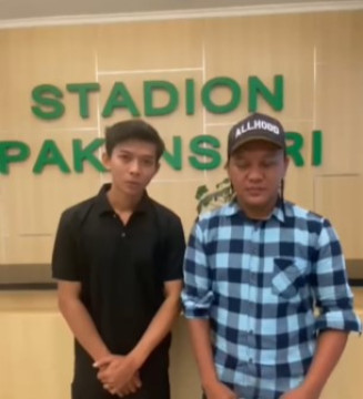 Pembuat konten video banyak orang mesum di Stadion Pakansari. (Instagram)